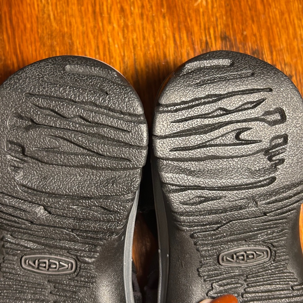 NWOT Keen Womens Whisper Closed Toe Sport Black/Grey Sandal. Size6.5 - Picture 9 of 11